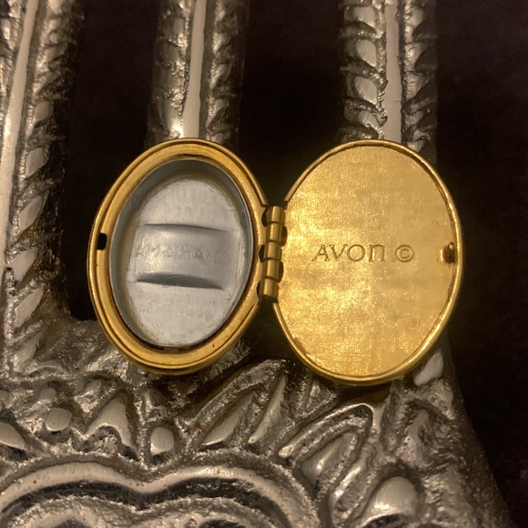 Vintage Avon Cameo Gold Poison Locket Adjustable sized ring - Picture 2 of 12